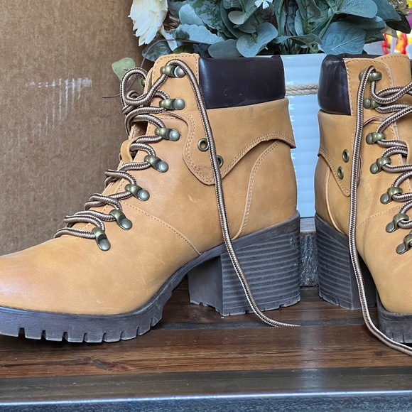 Maurices Wren Tan Lug sole hiker boots - Picture 1 of 4